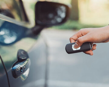 リモコンキーで車を開ける