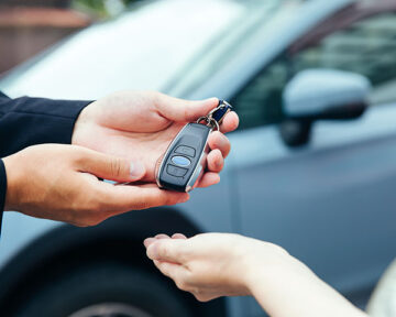 車の鍵を渡す