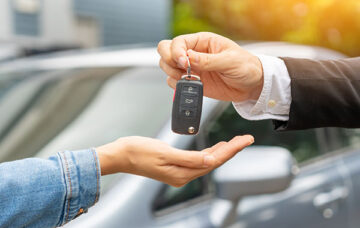 車のカギを渡す