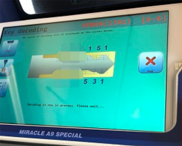 コンピューターキーマシンで<br>車の鍵を作ります。