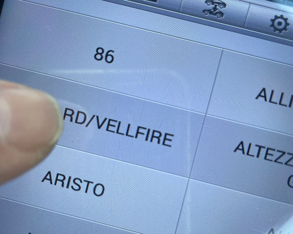 メーカーによっては車のセキュリティコードが要求されますが、当店では対応可能です。